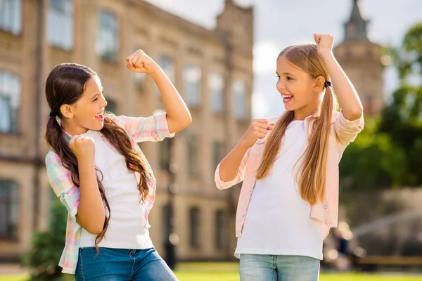 Retrato de dois agradável atraente agradável alegre alegre satisfeito pré-adolescente meninas vestindo casual se divertindo passar tempo livre férias de férias no ar fresco regozijando — Fotografia de Stock