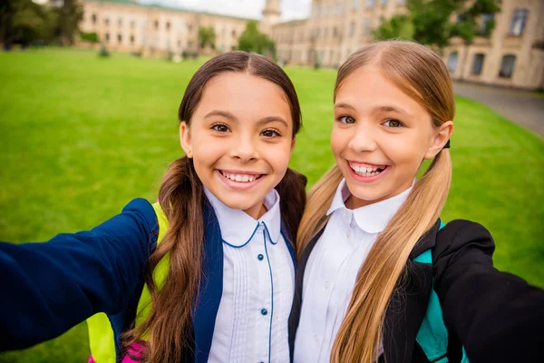 Közelről fotó kedves kis emberek Pigtailek Ponytails hogy selfie visel fekete kabát hátizsák hátizsákban a kertben — Stock Fotó