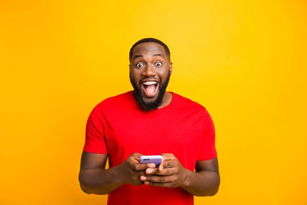 Komik rahat fotoğraf mutlu güzel siyah adam dostu sarı arka plan ile izole ederken onun telefonda iyi haber görme — Stok fotoğraf