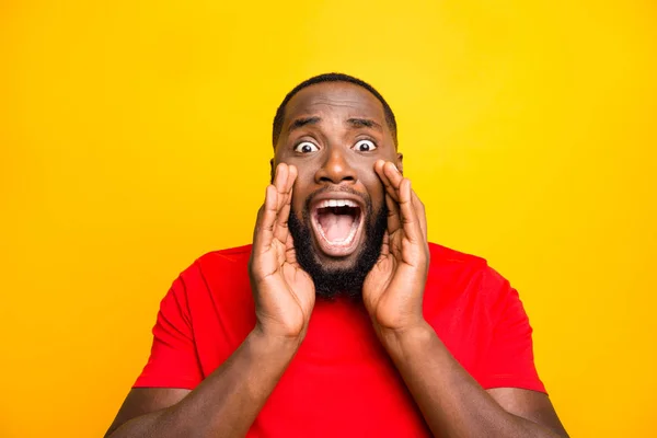 Close-up foto van schreeuwende paniek doodsbang bang zwarte man schreeuwen u om te informeren over iets terwijl geïsoleerd met gele achtergrond — Stockfoto