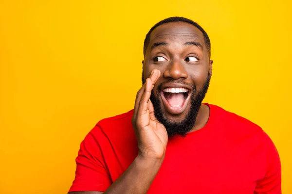 De cerca la foto del hombre alegre positivo juguetón contando a alguien secretos de él anunciando información importante mientras está aislado con fondo amarillo — Foto de Stock