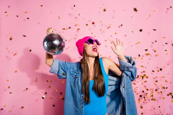 Portrett av sprø ungdom i briller som skriker "wow omg on falling confetti" i blå badedrakt isolert over rosa bakgrunn. – stockfoto