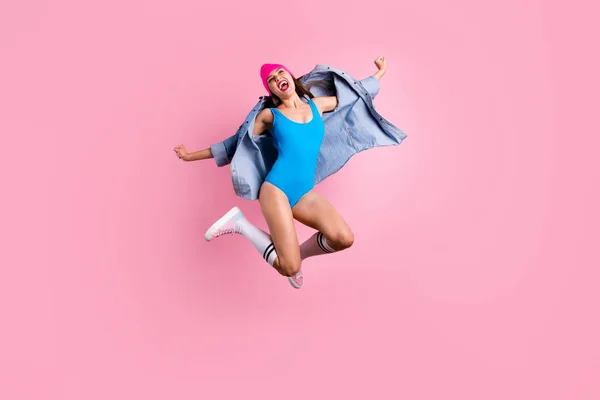 Teljes méretű fotó vidám hölgy sikoltozva igen figyelemfelkeltő kezét visel kék test öltöny fürdőruhát elszigetelt több mint rózsaszín háttér — Stock Fotó