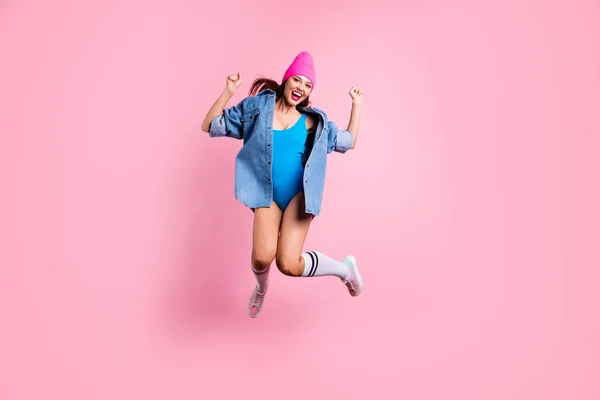Foto de tamaño completo de alegre millennial levantando las manos gritando usando traje de baño azul aislado sobre fondo rosa —  Fotos de Stock