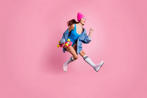 Foto em tamanho completo da bela juventude segurando prancha longa desfrutando de esporte vestindo maiô azul corpo terno isolado sobre fundo rosa — Fotografia de Stock