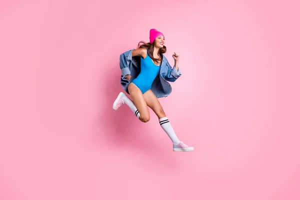 Πλήρης φωτογραφία του σώματος της όμορφη κυρία τρέξιμο ονειρεύεται φορώντας μπλε φορμάκι ντένιμ τζιν μπουφάν απομονώνεται πάνω από ροζ φόντο — Φωτογραφία Αρχείου