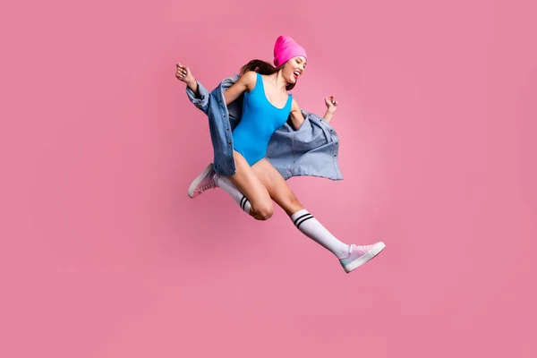 Full length foto di allegra signora che salta urlando cercando indossando jeans denim costume da bagno blu isolato su sfondo rosa — Foto Stock
