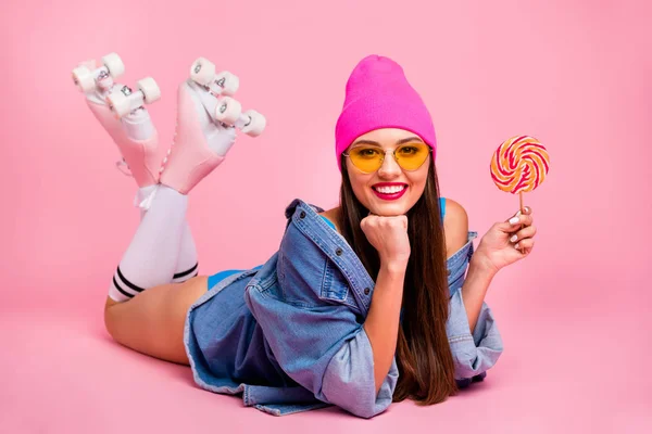 ピンクの背景に隔離されたデニムジーンズジャケットの膝ソックスを着て笑顔のデザートを持つ魅力的な女性のフルレングス写真 — ストック写真