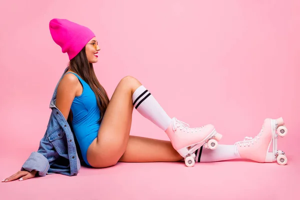 Foto lateral de perfil de tamaño completo de mujer encantadora que mira con gafas calcetines de gafas aislados sobre fondo rosa —  Fotos de Stock