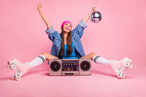 Foto em tamanho completo de menina encantadora segurando bola de discoteca brilhante sentindo-se alegre levantando as mãos vestindo meias body-suit isolado sobre fundo rosa — Fotografia de Stock