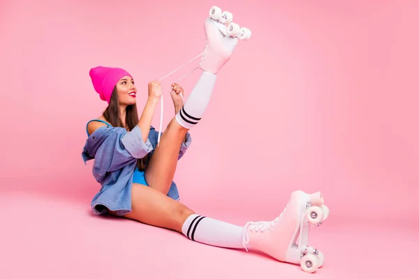 Teljes hosszúságú fotó aranyos fiatal viselt quadok emelése a lábát, amelyek fürdőruhás zokni elszigetelt felett rózsaszín háttér — Stock Fotó