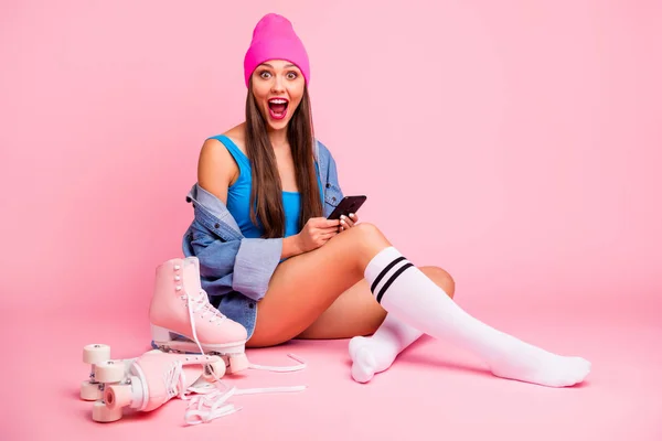 Teljes hosszúságú fénykép lenyűgözte lány sikoltozik wow OMG viselt kék Body zokni elszigetelt felett rózsaszín háttér — Stock Fotó