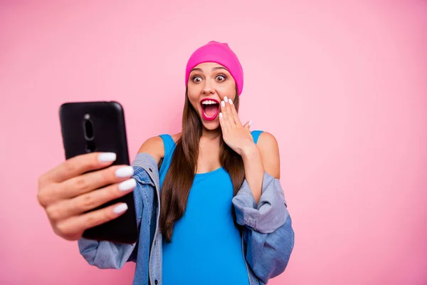 Portrait of impressed girl in body suit screaming wow omg touching her face isolated over pink background — Stock Photo, Image