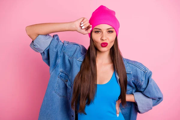 Close-up portrait of her she nice-looking attractive lovely charming lovable cheerful cheery content straight-haired girl isolated over pink pastel background — Stock Photo, Image