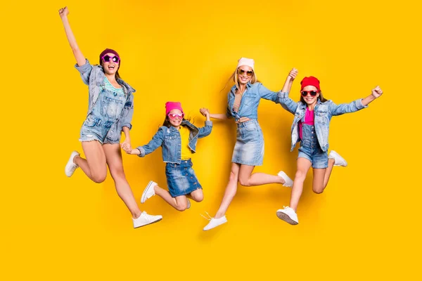 Full length foto di quattro affascinante attiva ispirato sognante eccitato ottimista piccola alla moda spensierata adolescente e mamma divertirsi tempo indossando denim vestito isolato sfondo giallo — Foto Stock