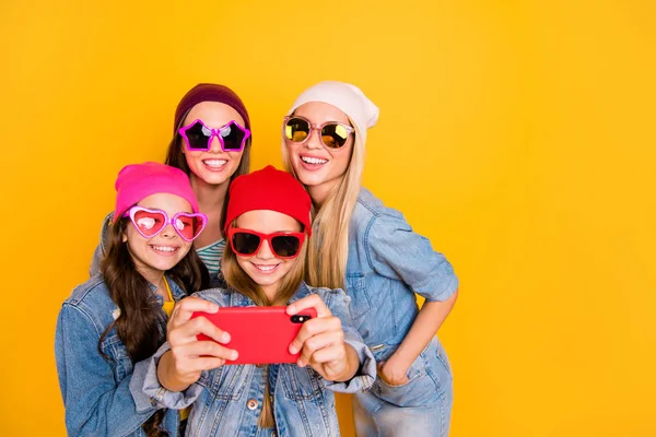 Closeup foto de quatro engraçado funky moderno encantador bonito alegre animado sonhador com radiante sorriso agradável senhoras tomando selfie se divertindo isolado fundo amarelo — Fotografia de Stock