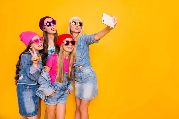 Foto de cuatro personas hermosas persona adolescentes millennials jóvenes divirtiéndose campamento de verano tomando selfie en el teléfono blanco aislado fondo brillante —  Fotos de Stock