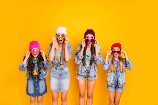 Foto van vier verdoofd het hebben van stupor mensen moeder dochter in denim moderne mooie kleren caps aanraken Sunglass kijken naar je camera geïsoleerd heldere achtergrond — Stockfoto