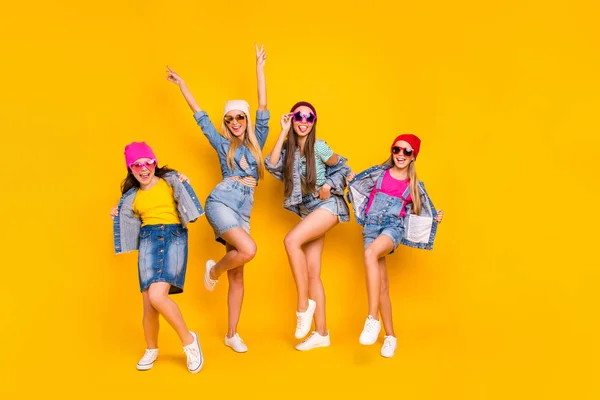 Pleine longueur photo de groupe de quatre belles personnes fraîches modernes brune blonde s'amusant lever la main pour célébrer week-end idéal et vacances isolées sur fond jaune vif — Photo