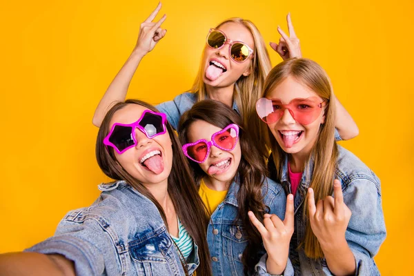 Beste vriendschap concept. Close-up foto van een groep van vier personen die koele vakantie uitgaven gratis zomertijd samen tonen Heavy Metal symbool geïsoleerd gele achtergrond — Stockfoto
