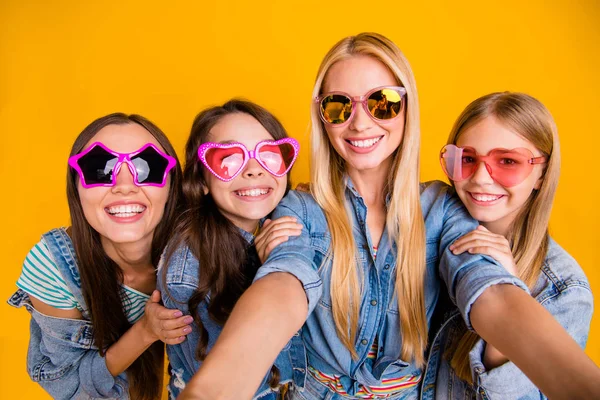 Close-up foto portret van vier mooie mooie zorgeloze geïnspireerd positief leuk blij met tanden glimlach moeders en hun nakomelingen maken foto geïsoleerd levendige achtergrond — Stockfoto