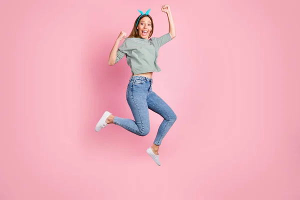 Longitud completa vista del tamaño del cuerpo de ella ella agradable atractivo encantador lindo alegre alegre extático de pelo recto chica que se divierte tiempo libre celebrando aislado sobre fondo rosa — Foto de Stock