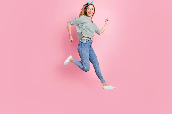 Longitud completa vista del tamaño del cuerpo de ella ella agradable atractivo encantador lindo guapo alegre alegre recta de pelo chica que se divierte corriendo rápido aislado sobre fondo rosa — Foto de Stock