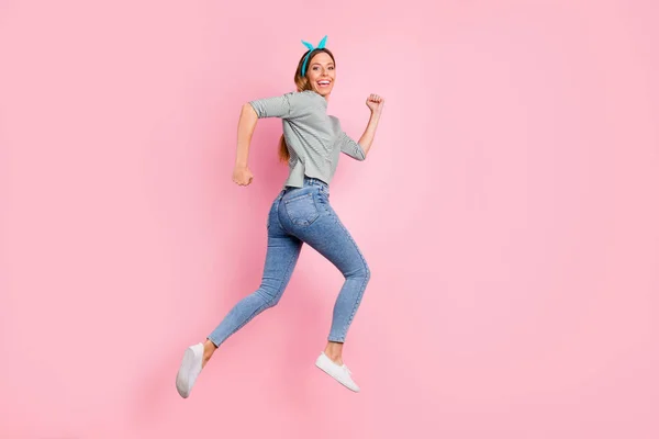 Full längd kroppsstorlek profilsida syn på henne hon trevlig attraktiv charmig härlig glad glatt glada glad Straight-haired flicka som kör snabb långdistans isolerade över rosa pastell bakgrund — Stockfoto