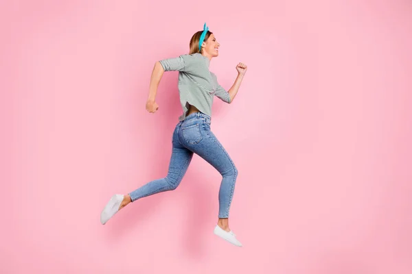 Longitud completa tamaño del cuerpo perfil vista lateral de su ella atractiva atractiva encantadora alegre alegre alegre de pelo recto chica corriendo rápido aislado sobre fondo pastel rosa — Foto de Stock