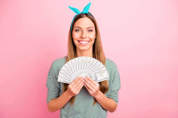 Retrato dela ela agradável-olhando atraente lindo winsome muito encantador bonito alegre alegre menina de cabelos lisos segurando em mãos reembolso isolado sobre fundo pastel rosa — Fotografia de Stock