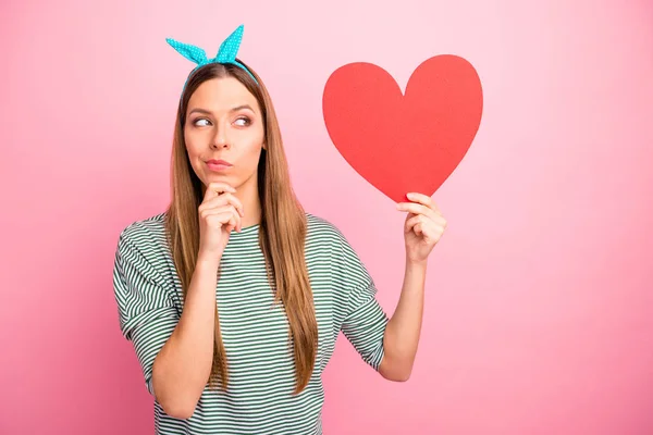 Primer plano retrato de ella ella agradable atractivo guapo guapo de pelo recto chica sosteniendo en las manos grande corazón pensando crear pista aislado sobre rosa pastel fondo — Foto de Stock