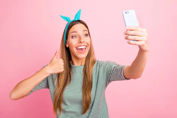 Primer plano retrato de ella ella agradable atractivo encantador bastante alegre alegre alegre de pelo recto chica tomando haciendo selfie mostrando anuncio de pulgar anuncio aislado sobre rosa pastel fondo —  Fotos de Stock