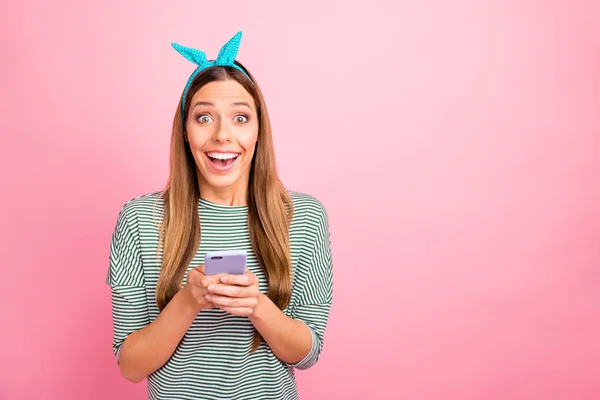 Hermosa dama llena de alegría por el nuevo uso de teléfono a rayas suéter aislado fondo rosa — Foto de Stock