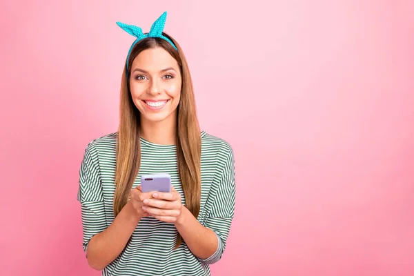 Schöne Dame hält Telefon Hände tragen gestreiften Pullover isoliert rosa Hintergrund — Stockfoto