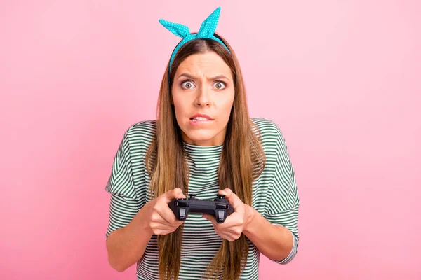 Mooie dame spelen DotA spel verlangen om te winnen slijtage gestreepte Pullover geïsoleerd roze achtergrond — Stockfoto