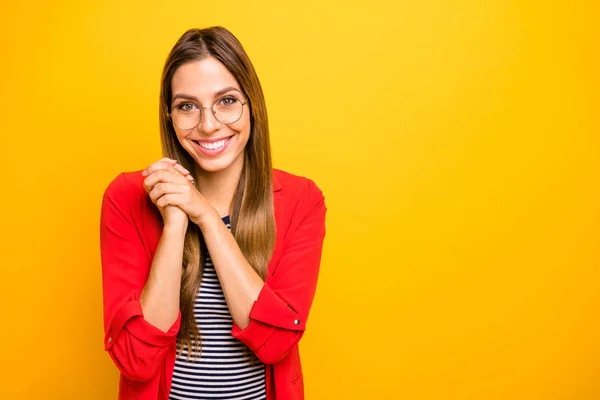 Muotokuva iloinen nainen etsii hampainen hymy yllään raidallinen punainen paita jeacket eristetty keltaisella pohjalla — kuvapankkivalokuva