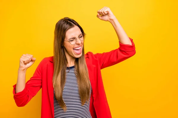 Portret van vrolijke dame die haar vuisten schreeuwt schreeuwen schreeuwen ja dragen Rood gestreept shirt geïsoleerd over gele achtergrond — Stockfoto