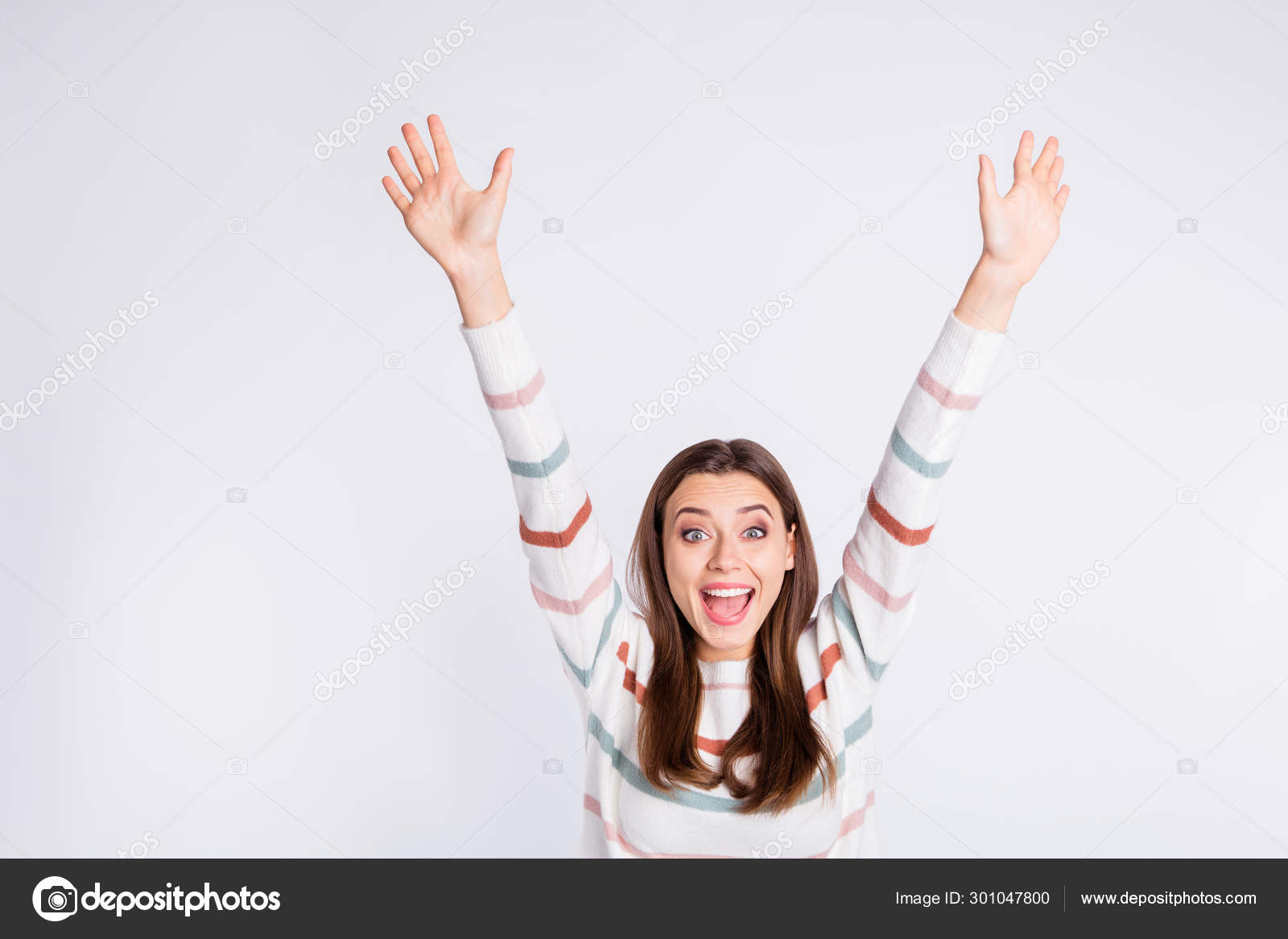 Экстатичная Леди Поднимает Руки Вверх Крича Громко Носить.