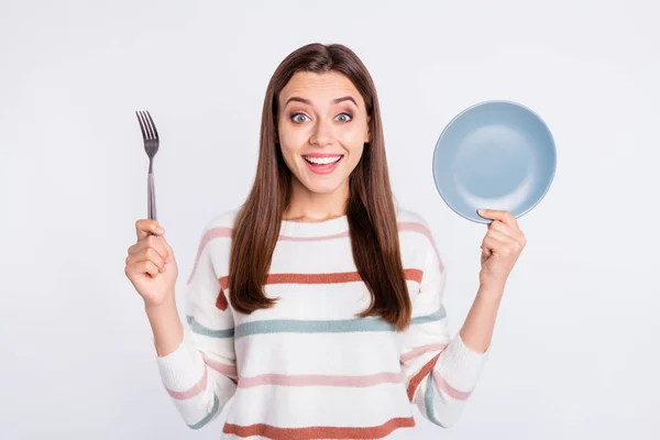 Senhora com fome segurando colher e prato vazio pronto para o jantar desgaste listrado pulôver isolado fundo branco — Fotografia de Stock