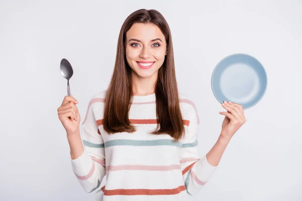 Senhora com fome segurando colher e prato vazio pronto para o jantar desgaste listrado pulôver isolado fundo branco — Fotografia de Stock