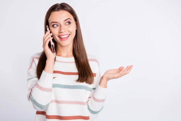 Pretty Lady spreken over telefoon met ouders dragen gestreepte Pullover geïsoleerde witte achtergrond — Stockfoto