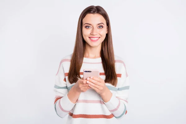 Hübsche Dame hält Telefon Hände tragen gestreifte flauschige Pullover isoliert weißen Hintergrund — Stockfoto