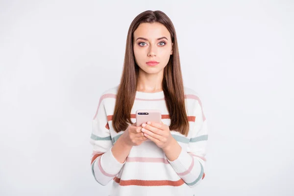 Ładna dama trzymanie ręce telefon na białym tle nosić puszysty pulower — Zdjęcie stockowe