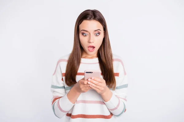 Foto de senhora bonita boca aberta olhando para tela de telefone desgaste listrado pulôver fofo isolado fundo branco — Fotografia de Stock