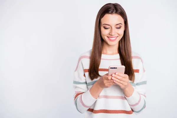 Foto van mooie dame met telefoon in handen slijtage gestreepte pluizige Pullover geïsoleerd witte achtergrond — Stockfoto