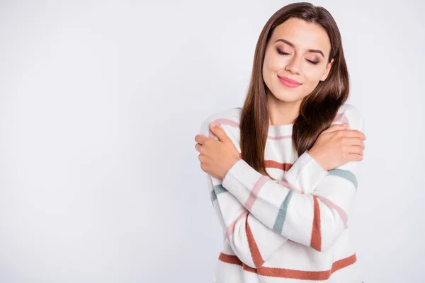 Фотографія насолодженої жінки, яка перетинає руки, торкаючись красивого смугастого пуловеру ізольованого білого фону — стокове фото