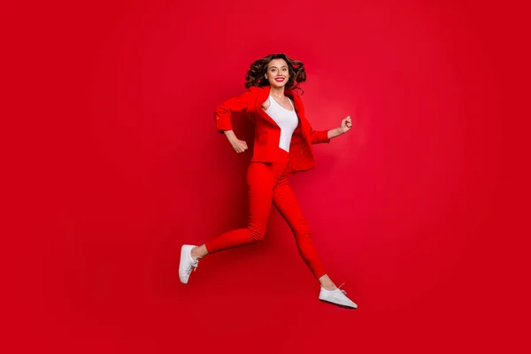 Πλήρης φωτογραφία του χαρούμενο κορίτσι τρέχει έχοντας φωτεινά χείλη ραβδί απομονώνονται πάνω από το κόκκινο φόντο — Φωτογραφία Αρχείου