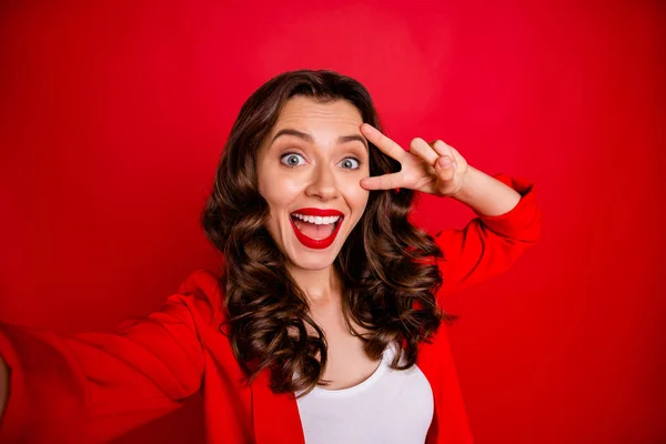 Close-up foto van opgewonden stijlvol meisje maken v-tekenen nemen selfie schreeuwen geïsoleerd over rode achtergrond — Stockfoto