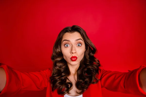 Foto de cerca de la encantadora persona femenina con peinado largo haciendo selfie aislado sobre fondo rojo — Foto de Stock