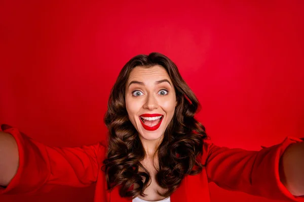 Close up foto de senhora alegre com penteado longo fazendo selfie isolado sobre fundo vermelho — Fotografia de Stock